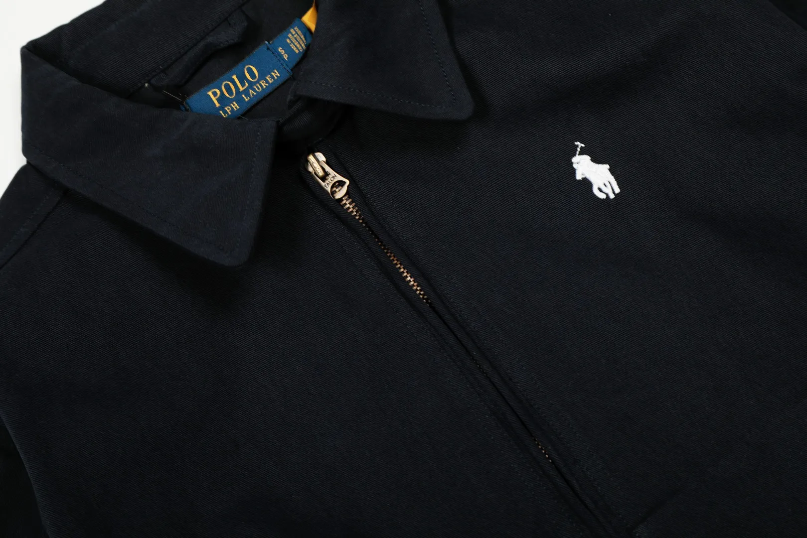 P300 top quality" Style number: 8101# (not off the shelves all year round) [Ralph Lauren/Ralph Lauren old cadre pony embroidered armband POLO jacket] ✅Ralph Lauren Ralph Lauren classic basic American retro old cadre goddess style jacket ✅Pure cotton high-gram heavy wash, soft, comfortable and tangible, upright and textured ✅Customized Vintage bronze double-open zipper head to restore the same quality as the cabinet version ✅This style: White/khaki color. There are waist patterns inside the threads of the collar and cuffs. Please note~ ✅Retro versatile jacket. The upper body is very flattering. Versatile model YYDS~ ✅Versatile for daily wear and work wear. ✅The upper body is simple and easy to wear. A must-have for goddess ootd. Good-looking clothes are never too picky. A must-have in the goddess' wardrobe. Size: S-XL. Color: White, yellow, red, navy, khaki, pink, light blue, olive green.